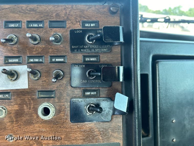 image for item EG0775 1989 Peterbilt  378 semi truck