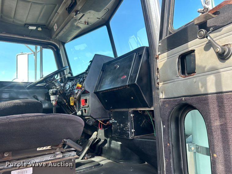 image for item EG0775 1989 Peterbilt  378 semi truck