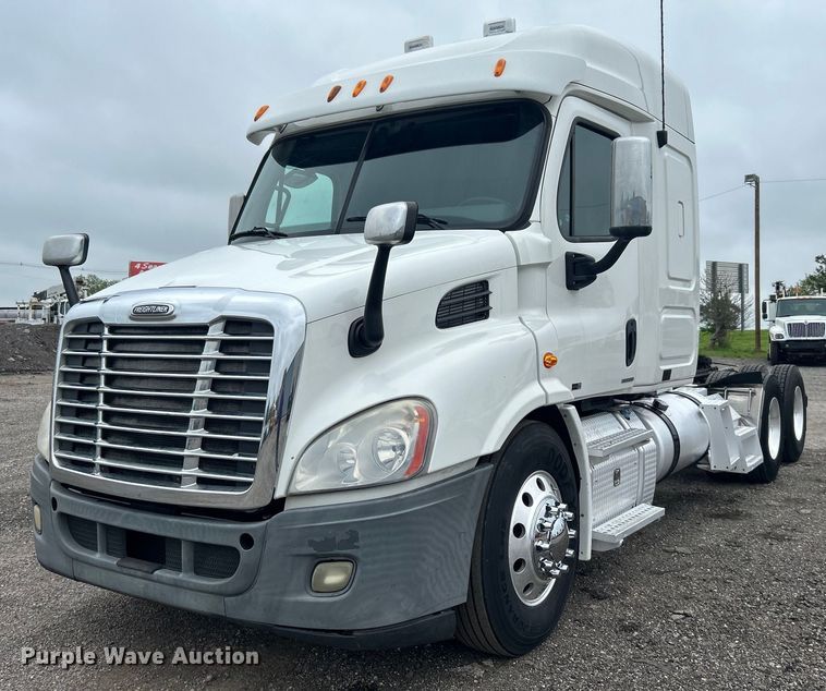 image for item EG1530 2011 Freightliner Cascadia 132 semi truck
