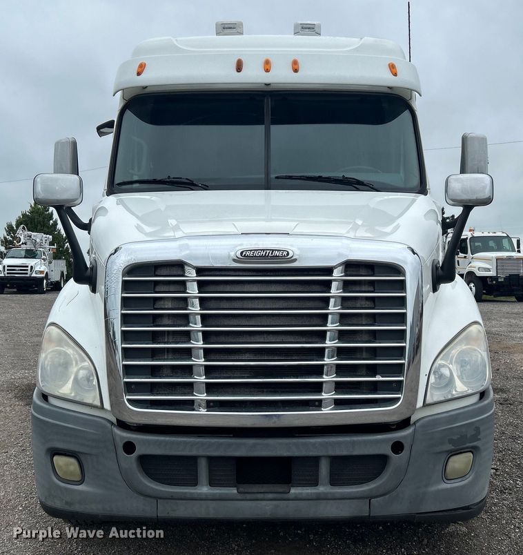 image for item EG1530 2011 Freightliner Cascadia 132 semi truck
