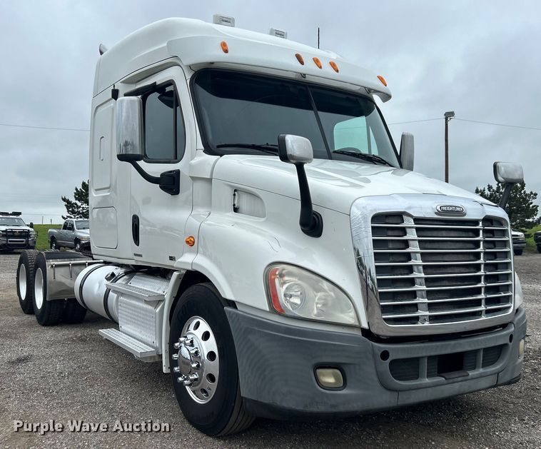 image for item EG1530 2011 Freightliner Cascadia 132 semi truck