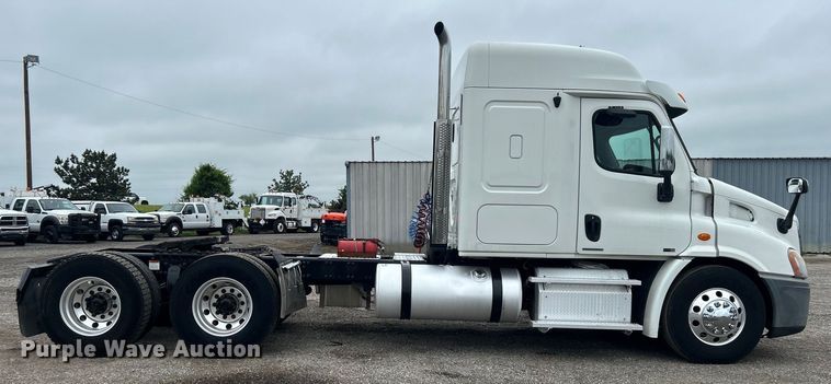 image for item EG1530 2011 Freightliner Cascadia 132 semi truck