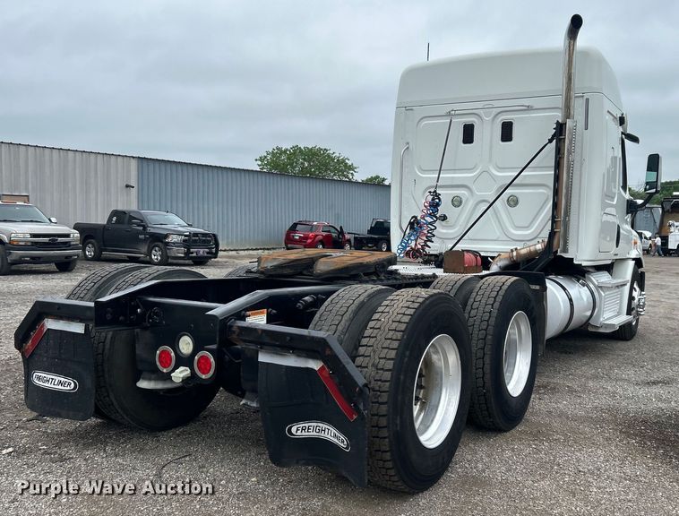 image for item EG1530 2011 Freightliner Cascadia 132 semi truck