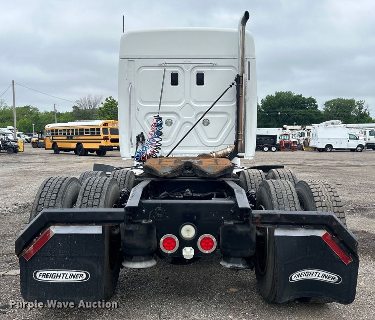 image for item EG1530 2011 Freightliner Cascadia 132 semi truck