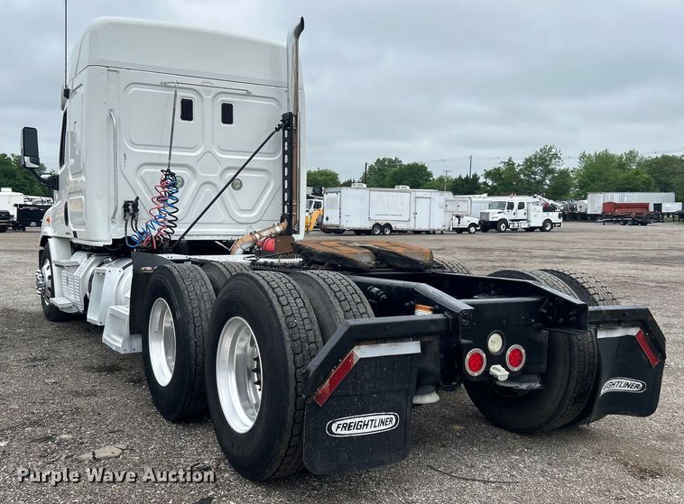 image for item EG1530 2011 Freightliner Cascadia 132 semi truck