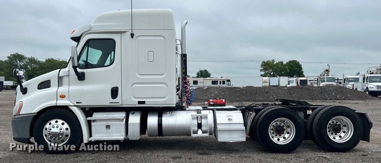 image for item EG1530 2011 Freightliner Cascadia 132 semi truck