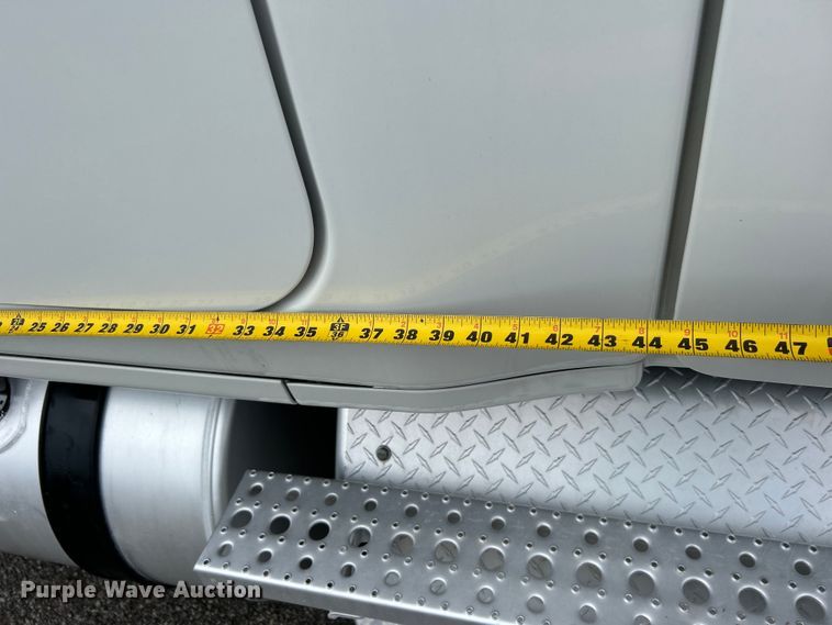 image for item EG1530 2011 Freightliner Cascadia 132 semi truck