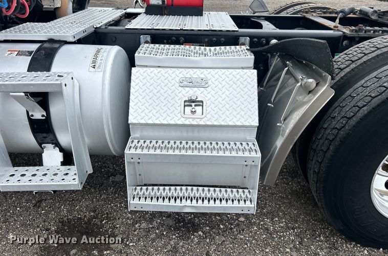 image for item EG1530 2011 Freightliner Cascadia 132 semi truck