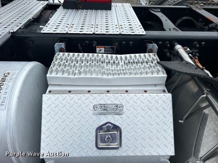 image for item EG1530 2011 Freightliner Cascadia 132 semi truck