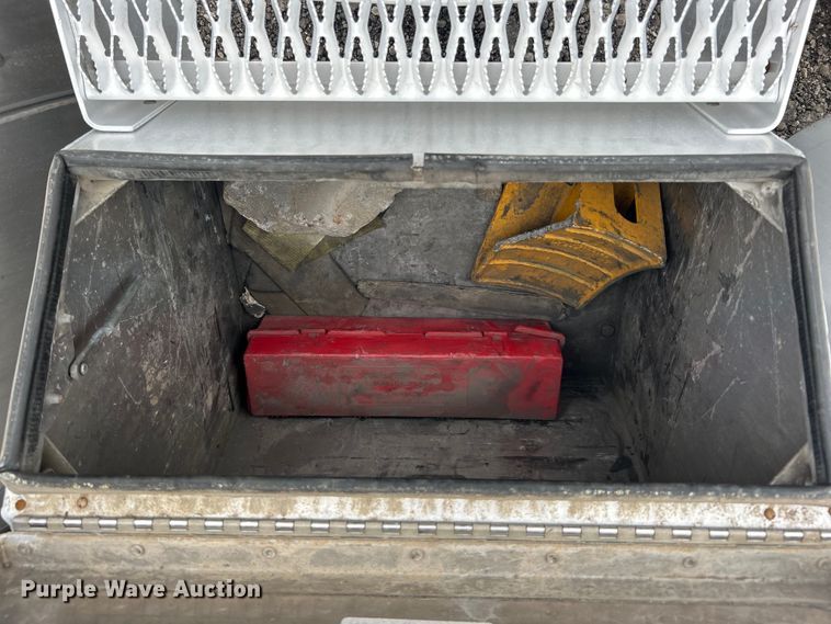 image for item EG1530 2011 Freightliner Cascadia 132 semi truck