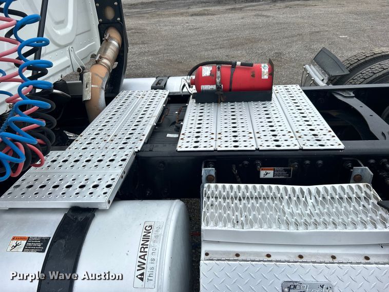 image for item EG1530 2011 Freightliner Cascadia 132 semi truck