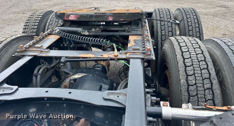 image for item EG1530 2011 Freightliner Cascadia 132 semi truck