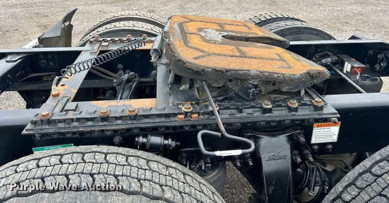 image for item EG1530 2011 Freightliner Cascadia 132 semi truck