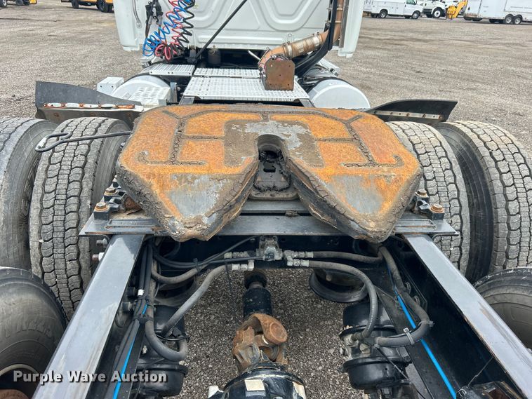 image for item EG1530 2011 Freightliner Cascadia 132 semi truck