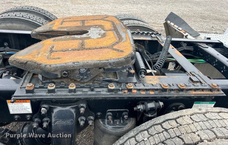 image for item EG1530 2011 Freightliner Cascadia 132 semi truck