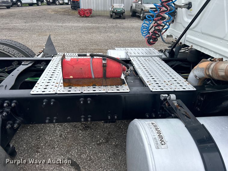 image for item EG1530 2011 Freightliner Cascadia 132 semi truck