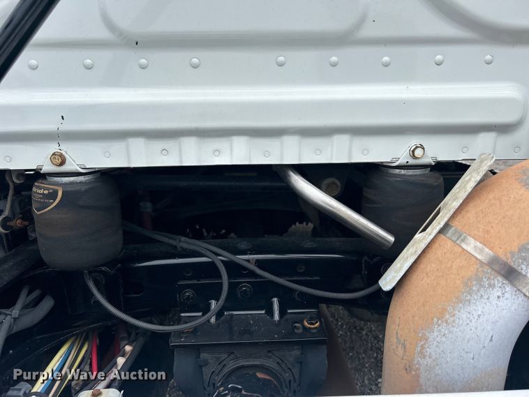 image for item EG1530 2011 Freightliner Cascadia 132 semi truck