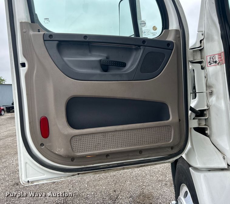 image for item EG1530 2011 Freightliner Cascadia 132 semi truck