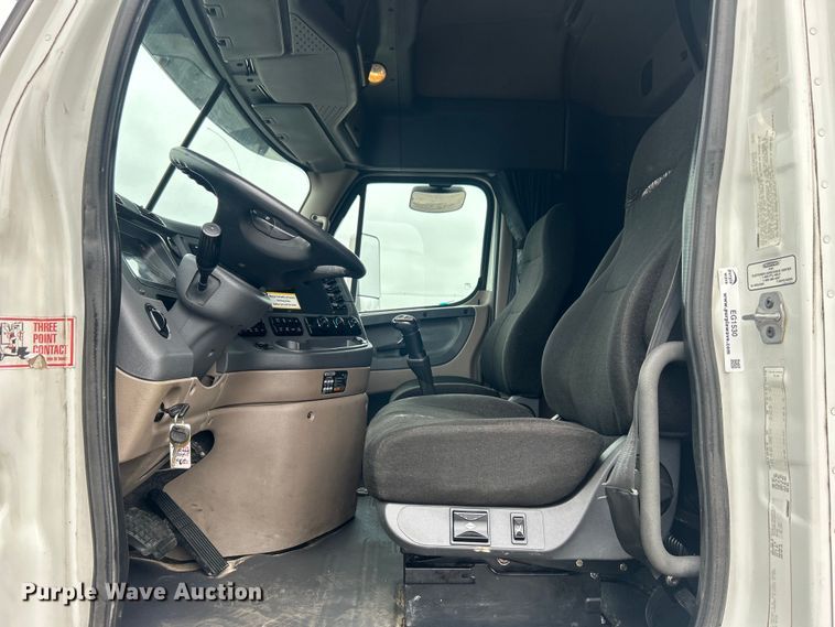 image for item EG1530 2011 Freightliner Cascadia 132 semi truck