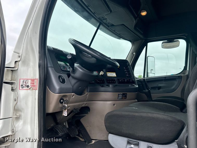 image for item EG1530 2011 Freightliner Cascadia 132 semi truck