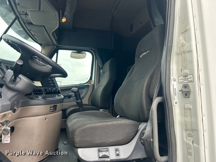 image for item EG1530 2011 Freightliner Cascadia 132 semi truck