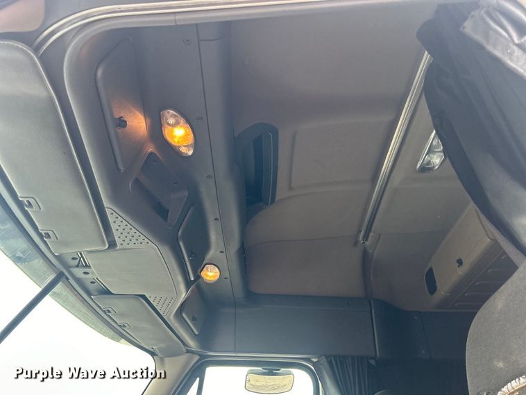 image for item EG1530 2011 Freightliner Cascadia 132 semi truck