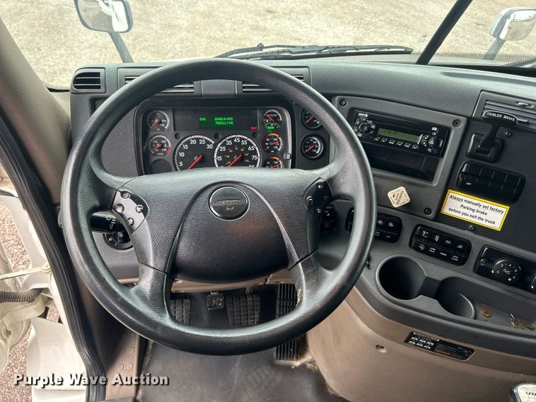 image for item EG1530 2011 Freightliner Cascadia 132 semi truck