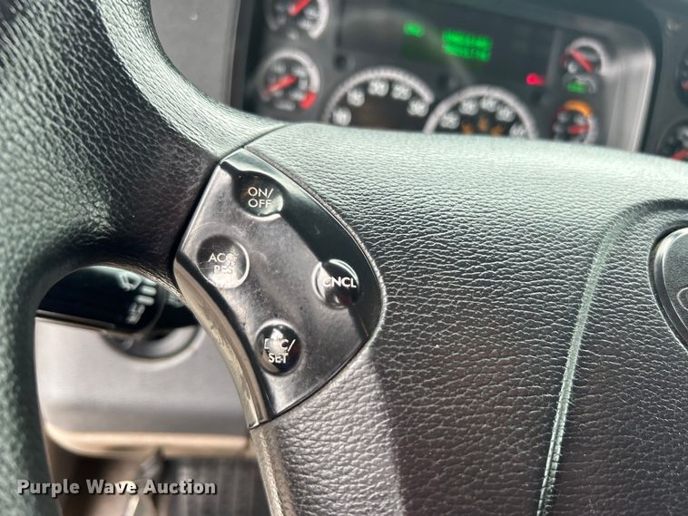 image for item EG1530 2011 Freightliner Cascadia 132 semi truck