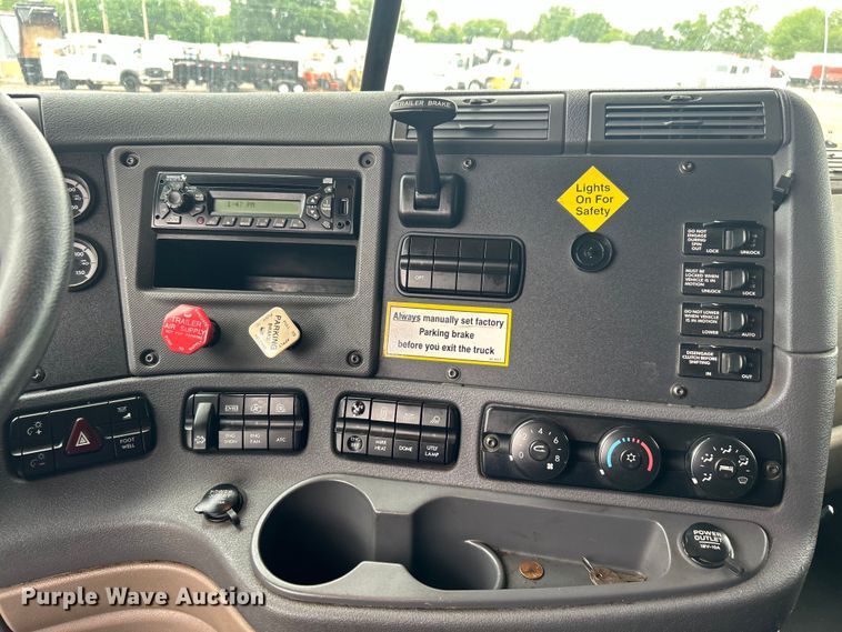 image for item EG1530 2011 Freightliner Cascadia 132 semi truck