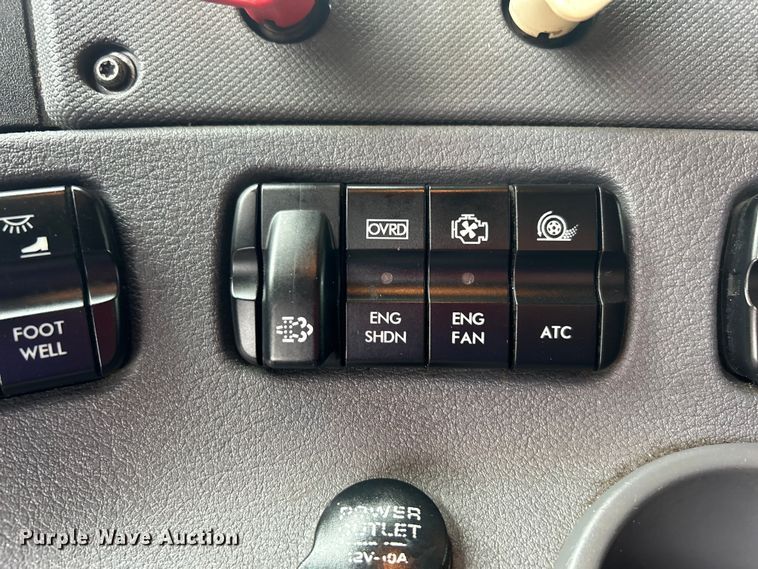 image for item EG1530 2011 Freightliner Cascadia 132 semi truck