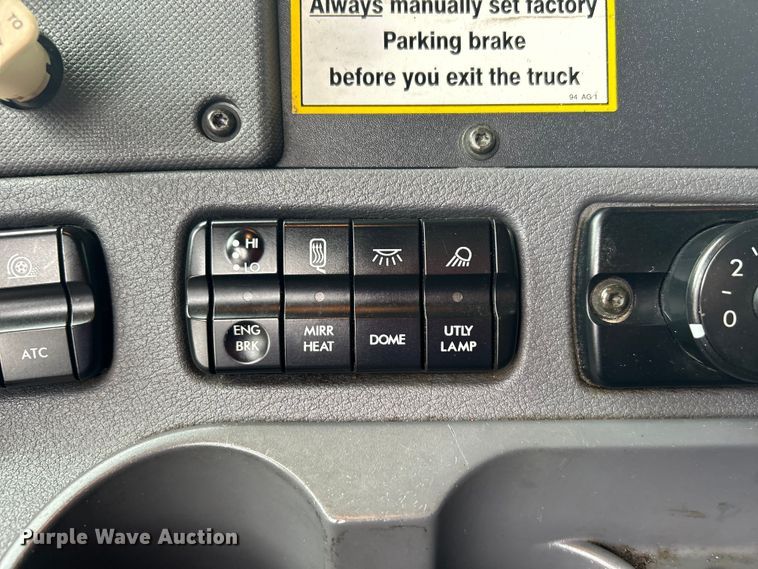 image for item EG1530 2011 Freightliner Cascadia 132 semi truck