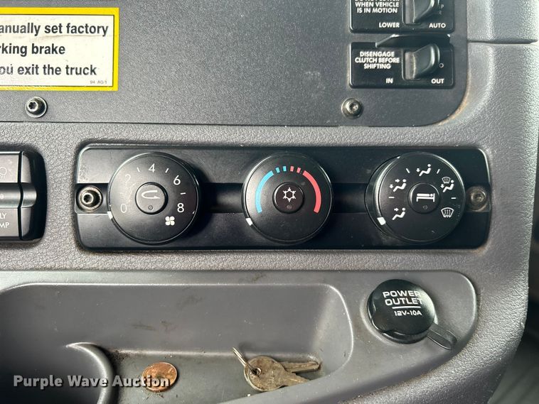 image for item EG1530 2011 Freightliner Cascadia 132 semi truck