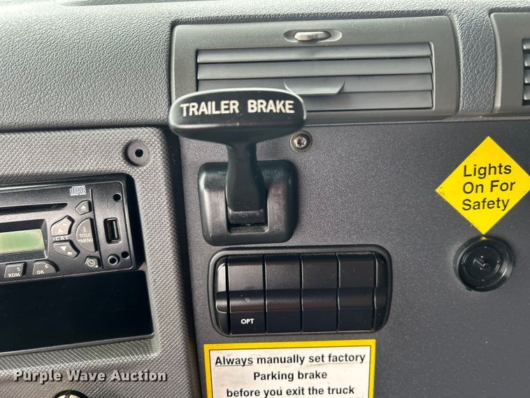 image for item EG1530 2011 Freightliner Cascadia 132 semi truck