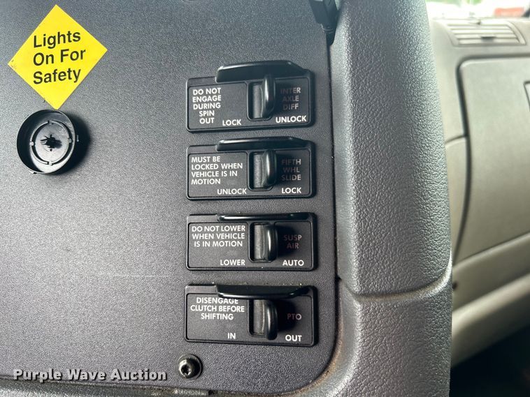 image for item EG1530 2011 Freightliner Cascadia 132 semi truck