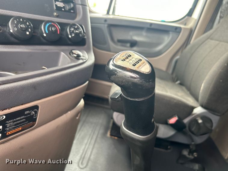 image for item EG1530 2011 Freightliner Cascadia 132 semi truck