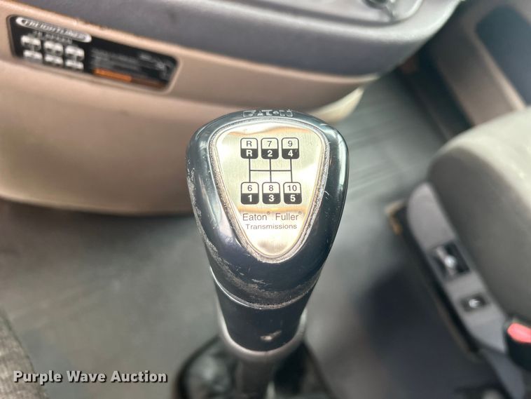 image for item EG1530 2011 Freightliner Cascadia 132 semi truck