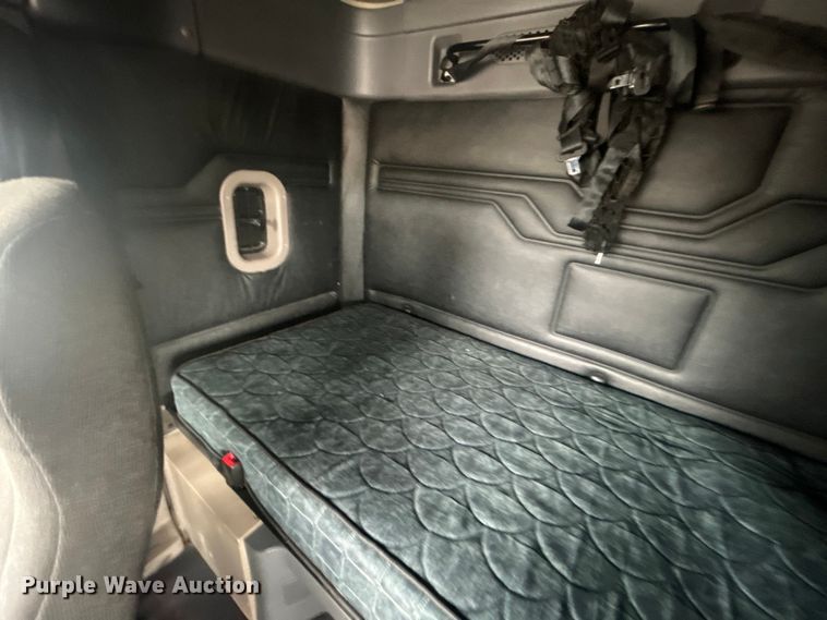 image for item EG1530 2011 Freightliner Cascadia 132 semi truck