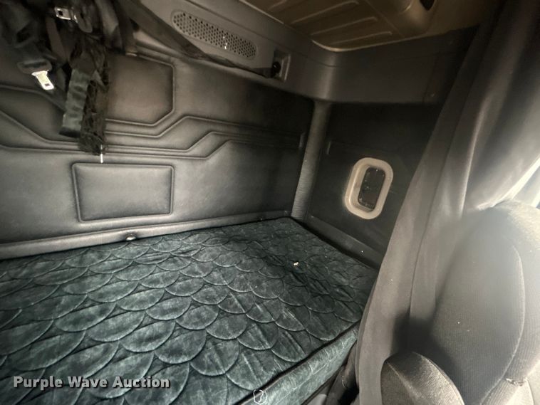 image for item EG1530 2011 Freightliner Cascadia 132 semi truck