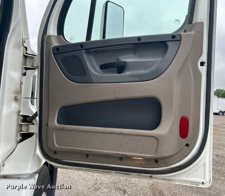 image for item EG1530 2011 Freightliner Cascadia 132 semi truck