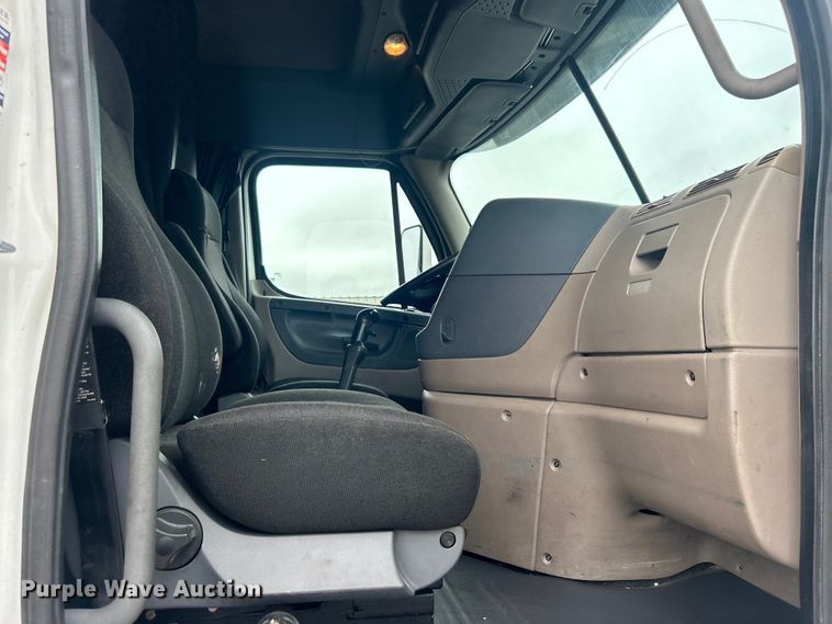 image for item EG1530 2011 Freightliner Cascadia 132 semi truck