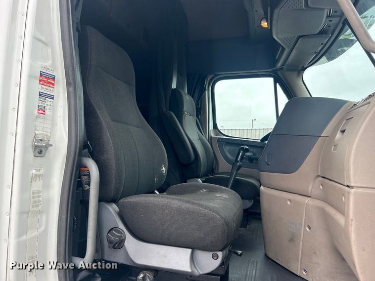 image for item EG1530 2011 Freightliner Cascadia 132 semi truck