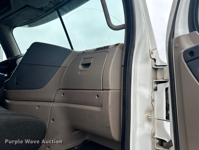 image for item EG1530 2011 Freightliner Cascadia 132 semi truck