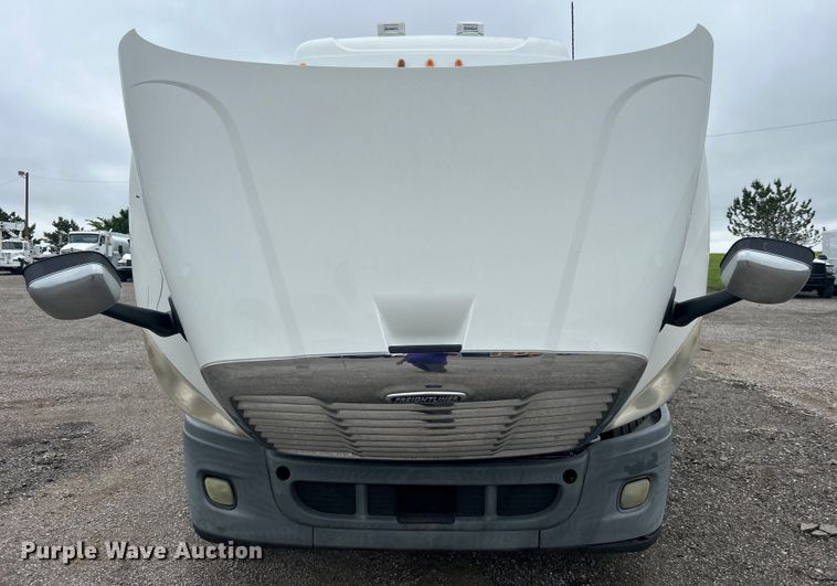 image for item EG1530 2011 Freightliner Cascadia 132 semi truck