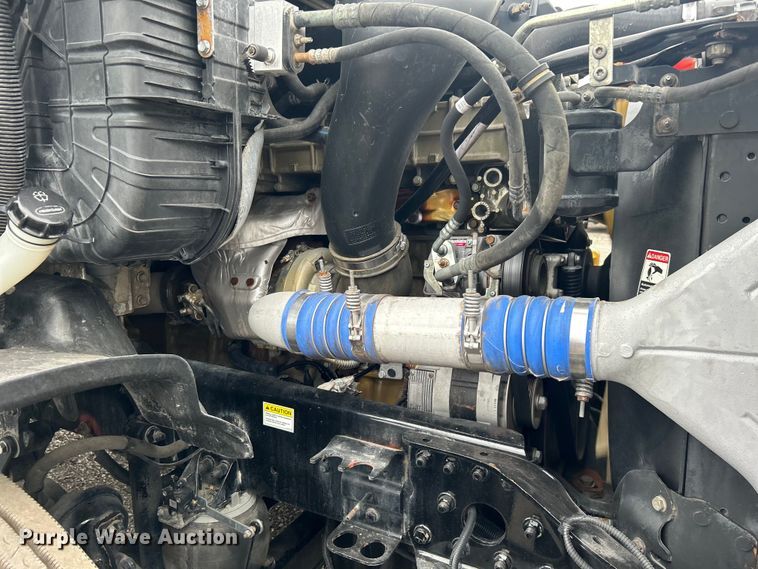 image for item EG1530 2011 Freightliner Cascadia 132 semi truck