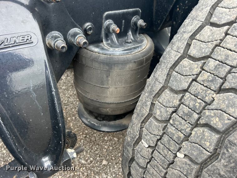 image for item EG1530 2011 Freightliner Cascadia 132 semi truck