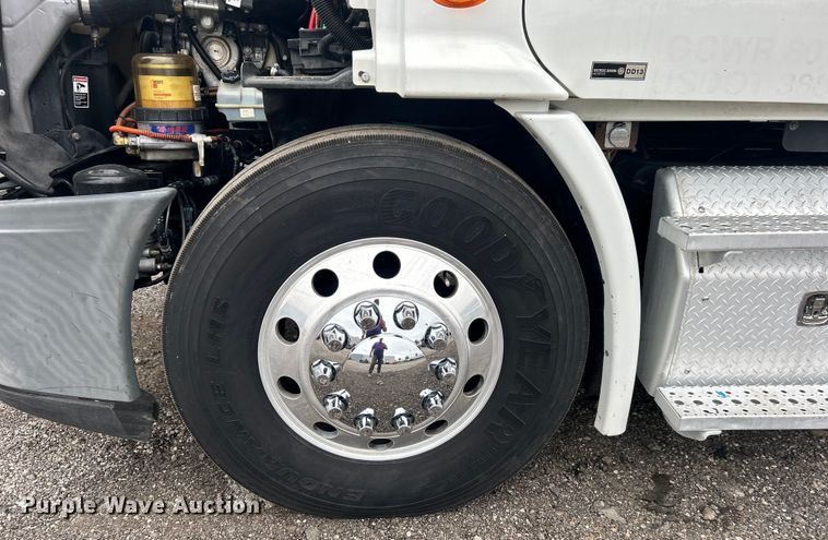 image for item EG1530 2011 Freightliner Cascadia 132 semi truck