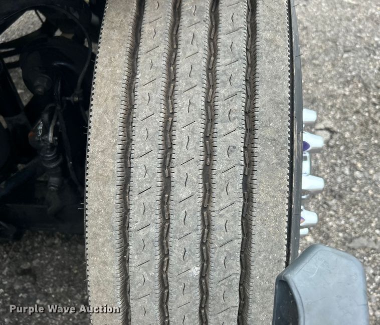 image for item EG1530 2011 Freightliner Cascadia 132 semi truck