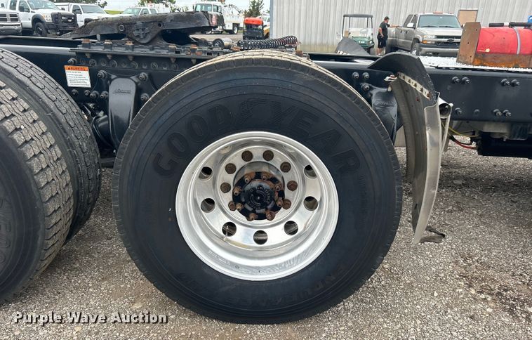 image for item EG1530 2011 Freightliner Cascadia 132 semi truck