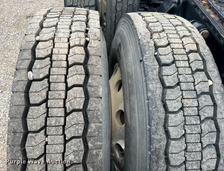 image for item EG1530 2011 Freightliner Cascadia 132 semi truck