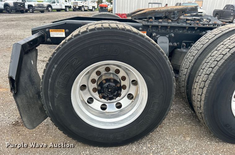 image for item EG1530 2011 Freightliner Cascadia 132 semi truck